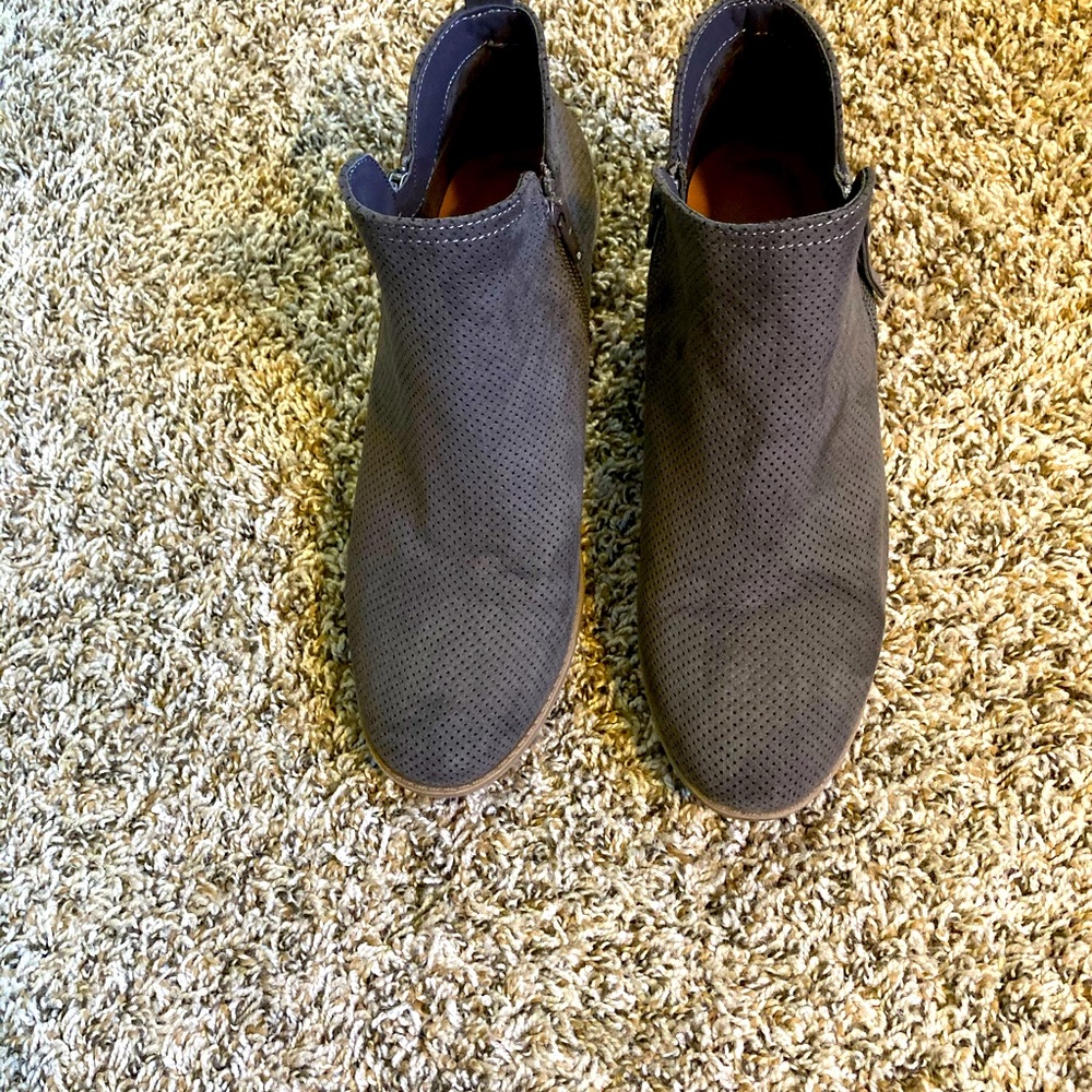 NWOT cute suede women’s boots size 9